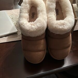Brand new Ugg tazz platform with fur